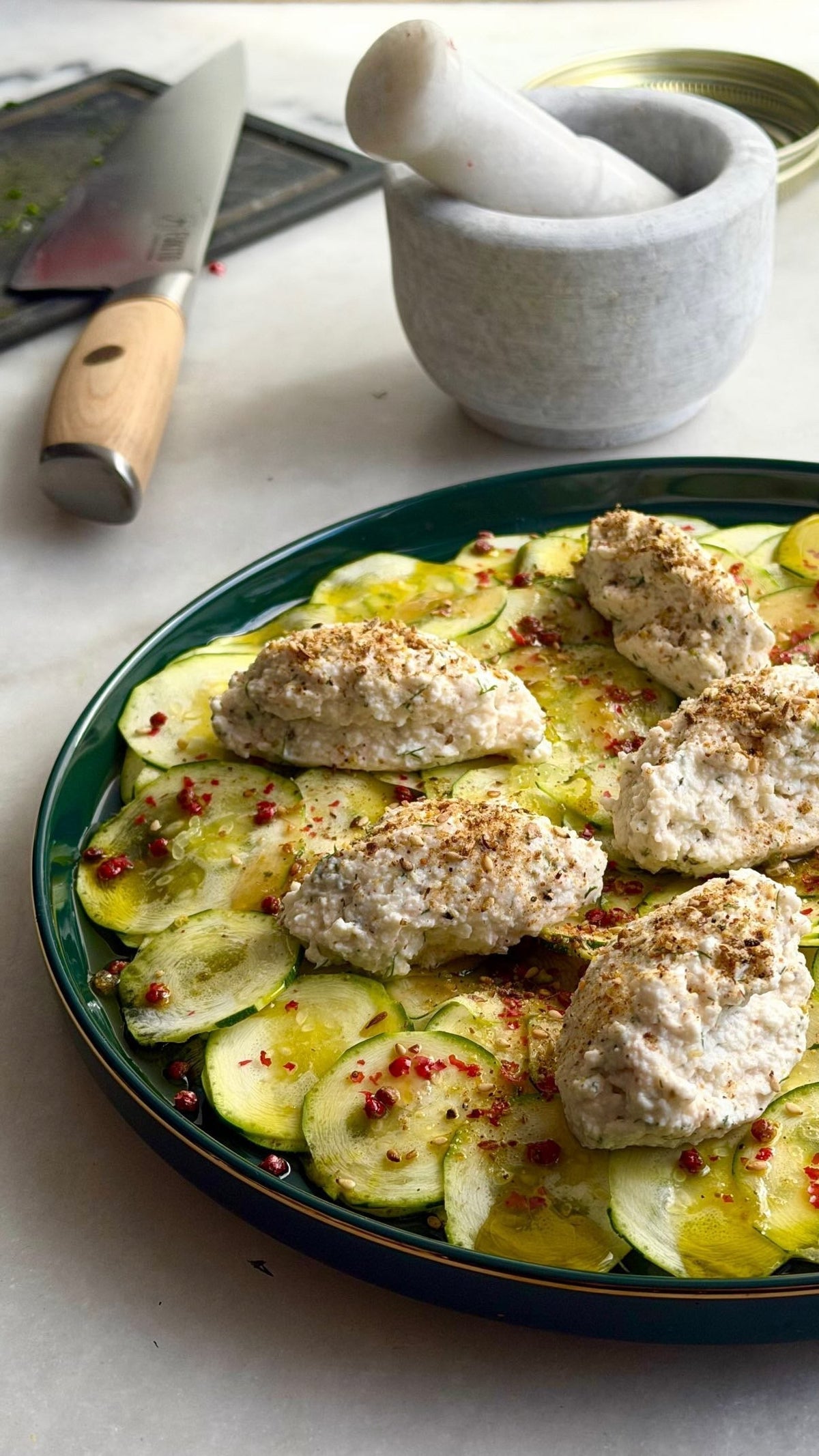 Carpaccio de courgettes, brousse au Dukkah et baies roses