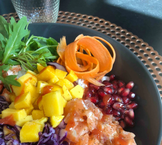 Poke bowl au saumon et poivre sauvage de Madagascar